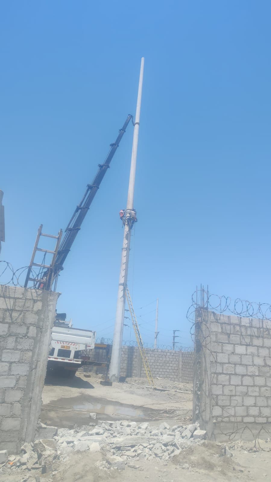 Instalación de postes en obra de electrificación