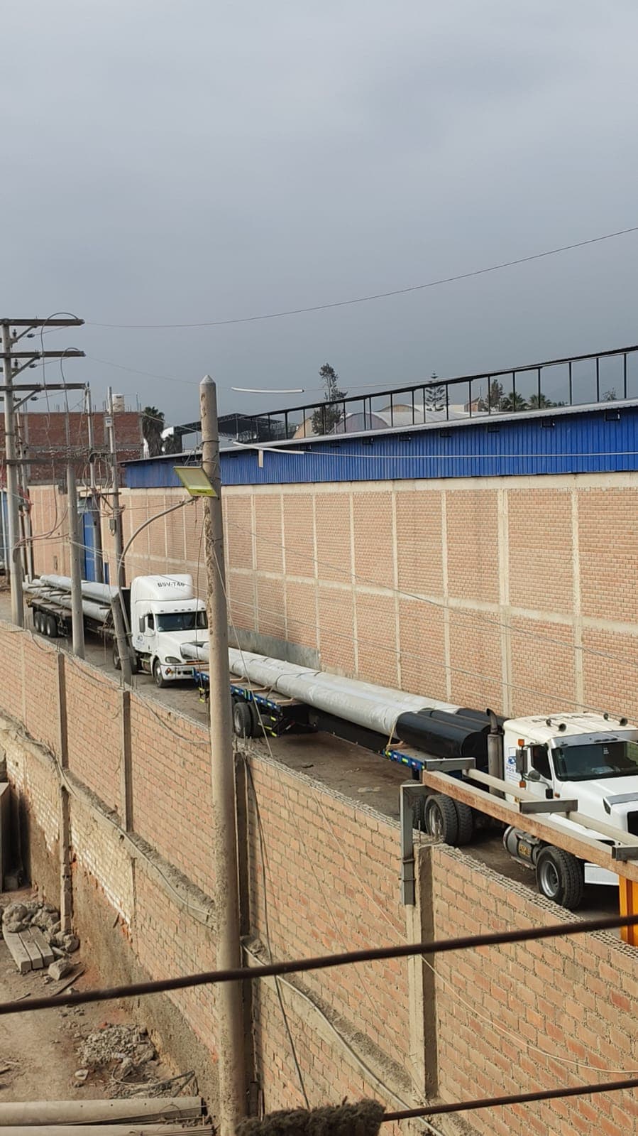 Tráiler con extensibles transportando poste de concreto de gran longitud
